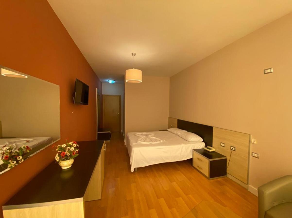 Hotel Continental Дуррес Экстерьер фото