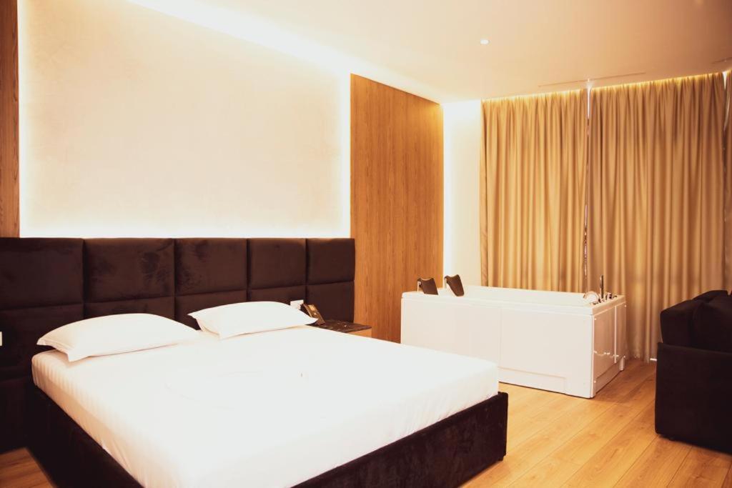 Hotel Continental Дуррес Экстерьер фото